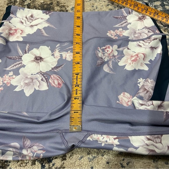 Peloton WITH Lavender Wild Flower High Rise Capris Size Large - Picture 14 of 14